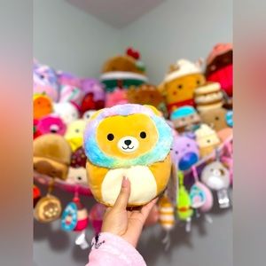NWT SQUISHMALLOW 7”  🦁🌈 LEONARD THE LION WITH RAINBOW HAIR 2023